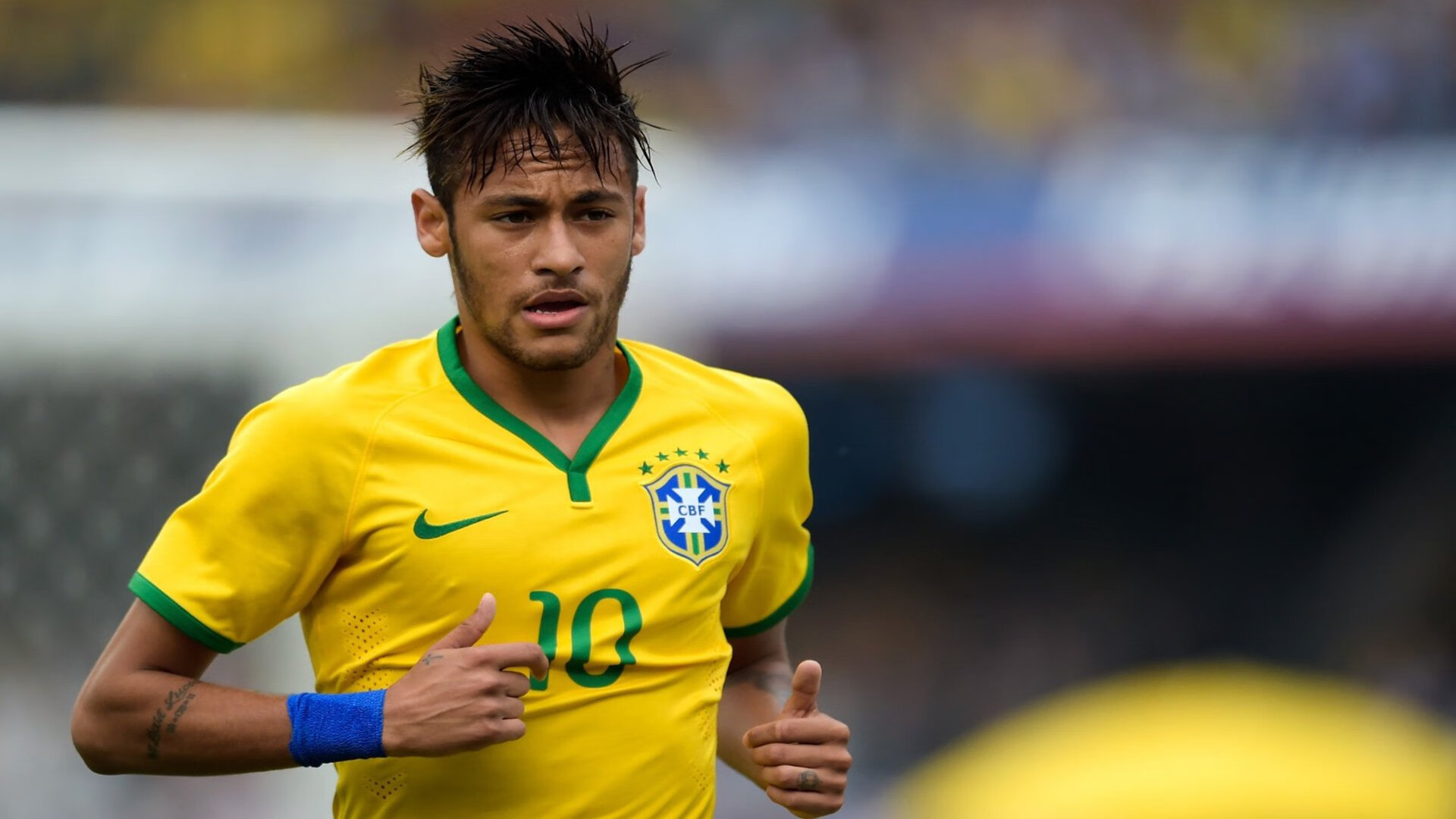 _绿茵场上的高科技:新型场地和设备助力赛事_,绿茵场的照片